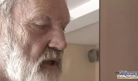 Le mec film hard italien gratuit a baisé sa copine dans la bouche pour la webcam.