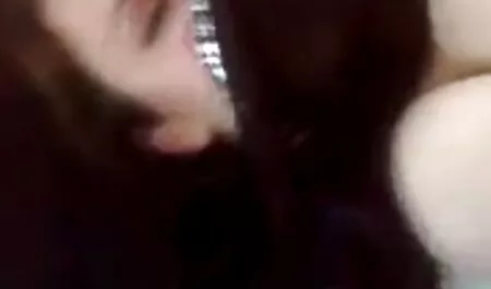 Un homme baise une film pornographique francais streaming belle brune dans un rideau gris et la baise dans l'attitude d'un cavalier sur un cheval dans le lit