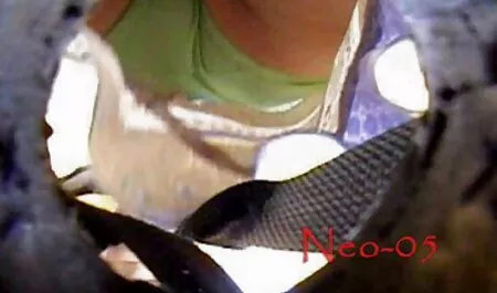 Un homme noir et quatre amis blancs ont soif de quatre mères lors d'une fête de sexe sur film porno entier francais le canapé rouge.