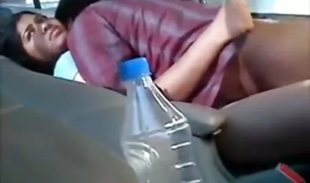 La jeune blonde enlève sa robe et souffle la trique noire. videos x françaises gratuites