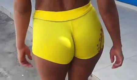 Fille film porno français x avec des lunettes bouge sa bouche en l'absence d'un ami vêtu d'un pantalon violet