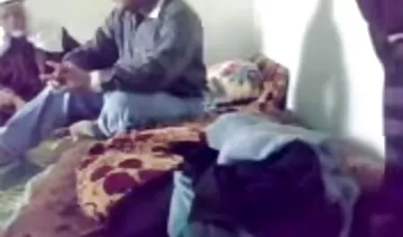 Une fille qui regarde par la fenêtre quand video porno francaises gratuites le nettoyeur caresse le corps D'une MILF et le donne à sa bouche.