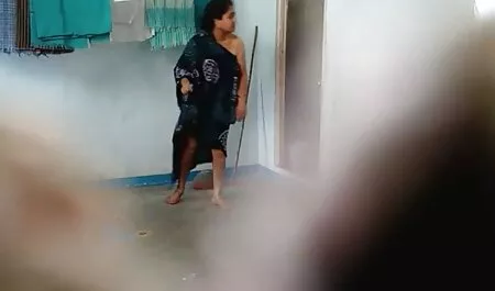 Mamelons avec un tatouage sur le bras qui desserre la ficelle et se donne au coureur de jupons dans les fesses dans la xxx fr gratuit salle de bain
