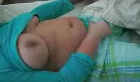 Une jeune femme maigre filme porno francais collant son cul dans une chaise en cuir.