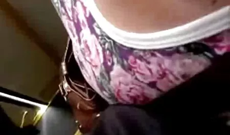 L'imposteur a mis des vis à la tête cherche film porno gratuit de L'étudiante Lucy Tyler en pantalon bleu sur le lit.