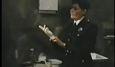 La fille souffle extrait film porno francais gratuit dans la rue et est dans une voiture.