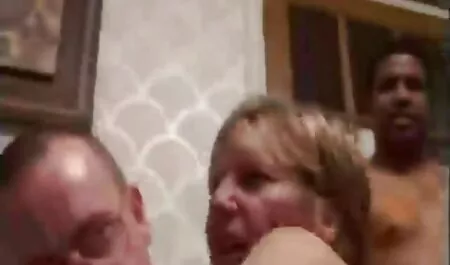 Les deux hommes ont labouré la brune et le petit ami rousse sur le canapé porno francai gratui du vagin.