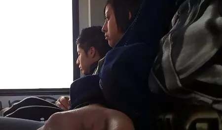 Homme chauve lèche et le sexe anal deux jeunes hommes sur le film porno anal français canapé