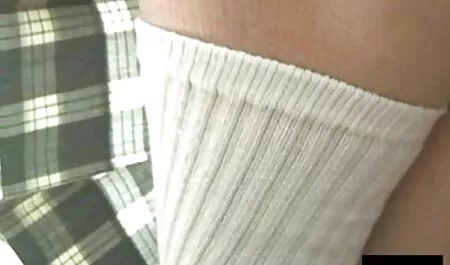 La Rousse souffle l'amant dans le film pornographique gratuit français salon.
