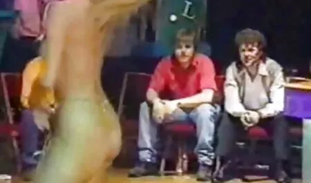 Une femme avec de grands film porno italien gratuit yeux dans des gants en cuir et des bottes qui suce les maris des gens en premier.
