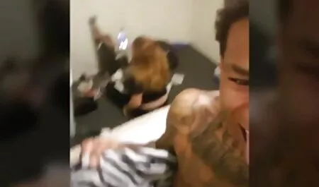 Mec qui mange la mère noire sur le porno gratuit anglais canapé dans le secret de son beau-fils
