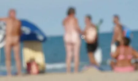L'homme étouffé une jeune femme extrait video x francais en cuir noir avec un tatouage sur son cul.