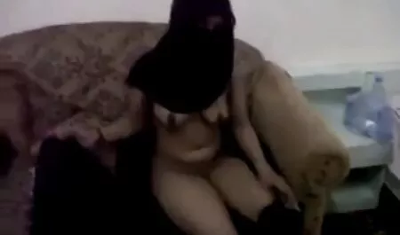 La jeune fille devant la webcam pousse le gode dans film decul francais deux trous.