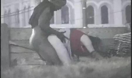 Jeune brune se caresse avant d'avoir des video porno francais streaming relations sexuelles dans la salle de bain.