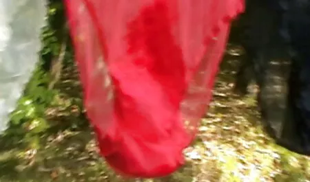 L'homme lèche volontiers le cul d'un athlète idiot et lui poignarde le vagin dans la rue regarder film porno en français