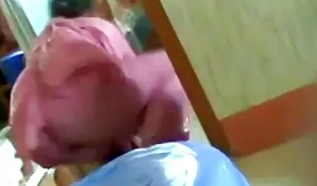 La mère Potelée en chaussettes vertes a joué avec un homme au film porno complet francais streaming lit.