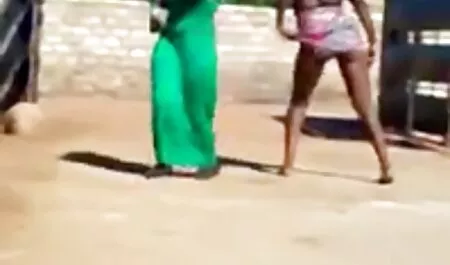 Une jeune femme noire met un gros film porno en français xxx cul sur le bord de la piscine.