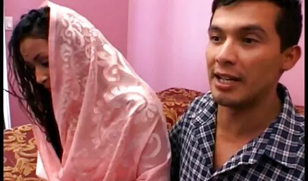 Homme blanc frit une femme noire en robe porno francais free de fleurs et sa petite amie.