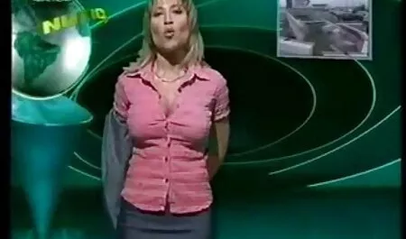 La mère nue se masturbe lentement avant d'aller au film adulte francais en streaming lit et se salit les mains dans le cul.