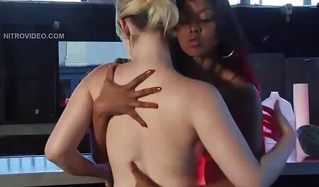 Rouge manucure Milf jeter des vêtements sur le film de porno en français sol et Vagin masturbation avec rose jouets
