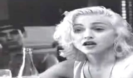 Une petite fille mangeant son amant film porno femme fontaine gratuit dans la salle de bain.