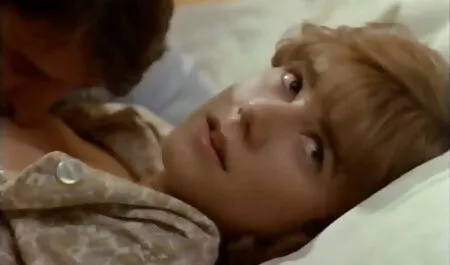 Brune dans une robe courte sucer la extrait de film x gratuit en français bite dans un centre commercial.