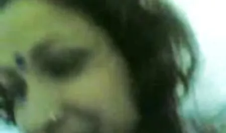 Une étudiante en robe noire a une grosse laiterie. film de porno en français
