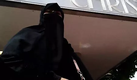 Fille en vêtements noirs ayant des relations sexuelles anales avec sa petite amie et ses voir video porno francais amis peau noire