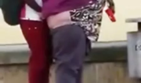 Sur le canapé, le mec chauve musclé qui extrait de film porno francais baise une fille qui pleure en pantalon.
