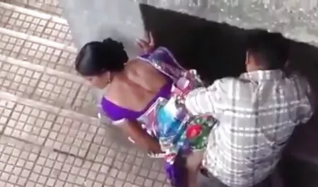 Une jeune fille sex pornos francais qui souffle un homme avec une grosse bite dans la chambre.