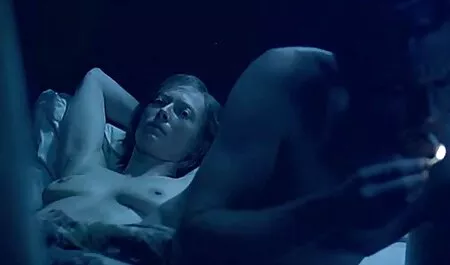 Un homme mange une fille film adulte francais en streaming tatouée sur la table de massage et les gencives dans sa chatte
