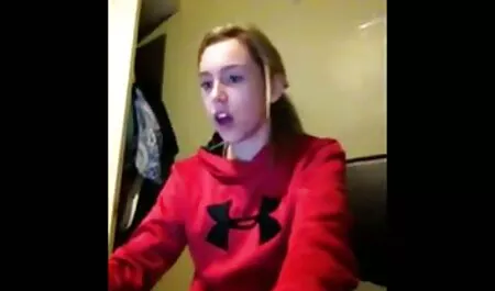 Le gars fait Cooney extrait video porno amateur et baise un russe Adulte dans une robe rouge.