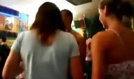 Petite amie baise jeune brune en bas et film poro en francais chaussures à un moment sur le lit et se tient sur le mur