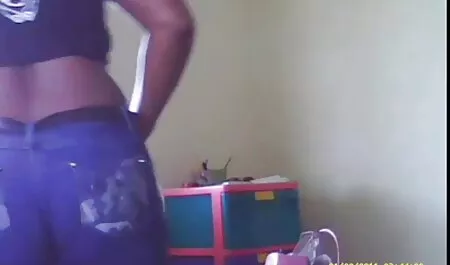 Une fille solitaire aux cheveux roux a porno dingue en francais mis un mandala sur un gode rose devant un miroir.