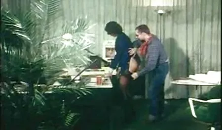 La pièce baise blonde avec de petits seins dans le film porno complet francais gratuit cul sur le canapé.