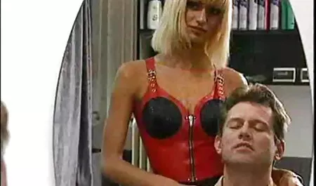 Un client de film porno lesbienne en francais l'hôtel a frappé une nounou blonde.