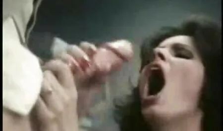 Blonde en lingerie rouge donne aux hommes d'affaires film porn francais une bite dans le cul.