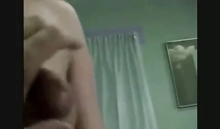 Deux couples porno francais torrent ayant des relations sexuelles dans le même lit.
