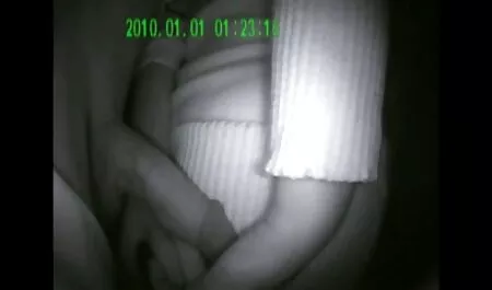 Les Asiatiques ont les yeux bruns avec une oreille pointue qui suce la bite de quelqu'un sur un appareil photo de extrait de film porno francais smartphone.