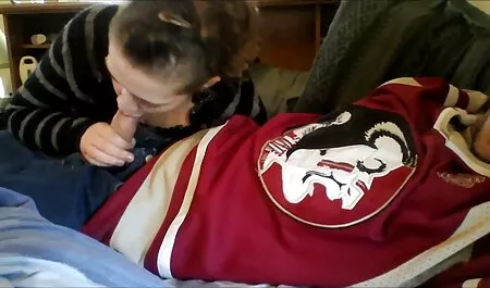 Salope aux gros seins et talons hauts qui enlève sa culotte rose et film de porno en français caresse son vagin.