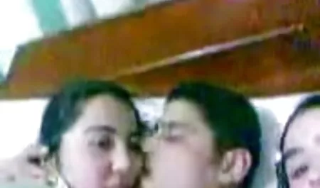 Après le film porno en francais lesbienne sexe anal, il bat une fille avec son pied.