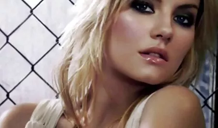 La jeune beauté a enduit film porno francais streaming un homme d'huile et baisé sur un matelas pneumatique.