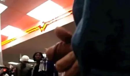Le joueur de football a déchiré un trou noir film porni francais dans le vestiaire avec un gros pénis.