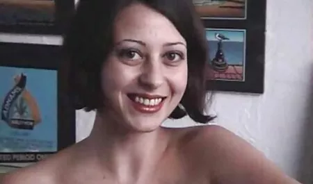 Pute avec une grosse poitrine naturelle se caressant sur le site porno vf canapé