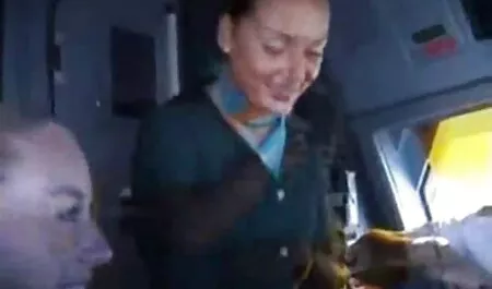 Brunette avec un gros et délicieux cul dans le casting montre son charme film x gratuit allemand