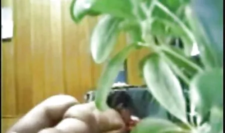 Deux hommes mangent un scientifique en chaussettes noires dans tous les trous du porno complet vf canapé noir.