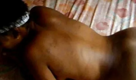 Un ami qui frappe une fille dans la bouche à l'hôtel. pornofrancaisgratuit