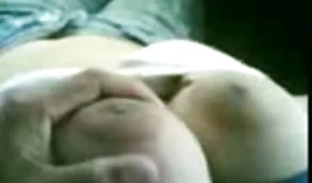 Jeune brune avec de gros film pirno français seins toucher le vieil homme