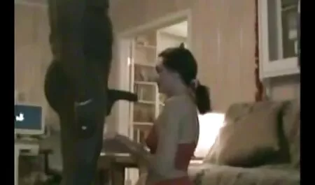 Un homme qui bat deux membres je veux un film porno français d'une bite brune dans le salon.