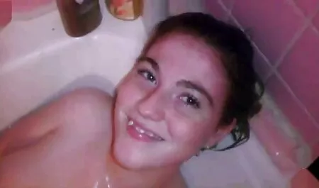 Une guerrière chauve brune dans la hantai porno en francais chambre.